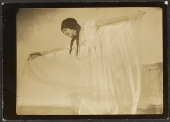 Florence tanzt im indianischen Kostüm