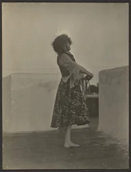 [Florence tanzt auf dem Dach]