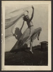 [Florence tanzt auf dem Dach]