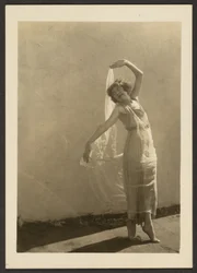 [Florence tanzt auf dem Dach]
