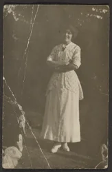 [Florence steht auf dem Pfad]
