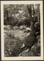 [Florence und Frau Fleckenstein am Waldbach]