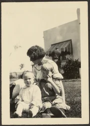 Florence mit zwei Kindern auf dem Rasen