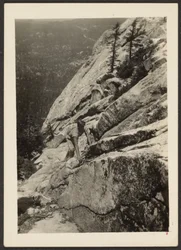 Wanderer klettert auf Felsen