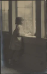 [Kleines Mädchen schaut aus dem Fenster]