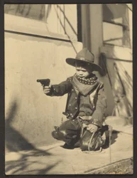 Kleiner Junge im Cowboy-Outfit