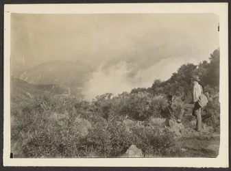 [Mann in Landschaft]