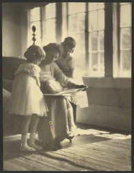 [Mutter und Töchter lesen am Fenster]