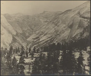 [Gebirgslandschaft mit Schnee]
