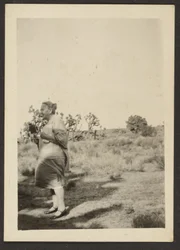Frau Fleckenstein in der Landschaft
