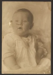 [Porträt eines Babys im Spitzenkleid]