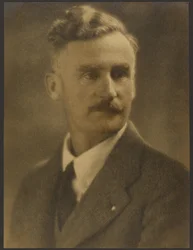 [Porträt eines Mannes mit weißem Reversabzeichen]