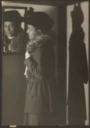 [Porträt einer Frau, ihres Spiegelbildes und ihres Schattens]