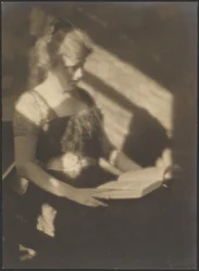 Porträt einer Frau mit Buch