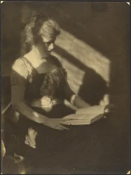 [Porträt einer Frau mit Buch]