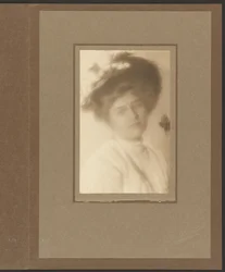 [Porträt einer Frau mit Blumenhut]