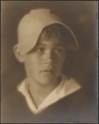 Porträt eines jungen Jungen mit Mütze