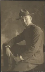 Porträt eines jungen Mannes in Uniform