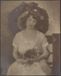 [Porträt einer jungen Frau mit Blumen im Schoß]