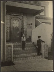 [Zwei Jungen vor Fleckensteins Studio in Long Beach]