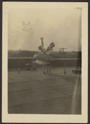 [Zwei Tänzer auf dem Dach]