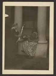 Zwei Figuren in der Nähe von Säulen