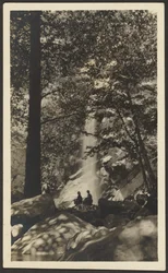 [Zwei Figuren am Wasserfall im Wald]