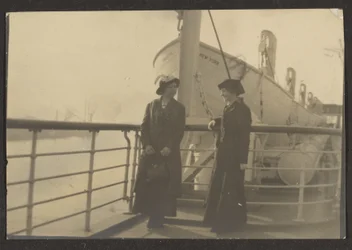 Zwei Frauen an einem Pier