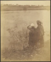 Zwei Frauen an einem See