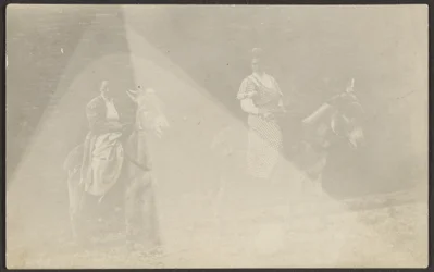 Zwei Frauen auf Maultieren