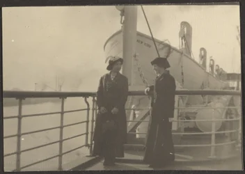 Zwei Frauen auf einem Pier
