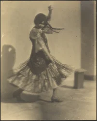 Frau tanzt im spanischen Outfit