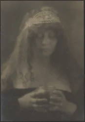 Frau mit Vase