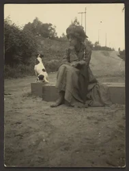 [Sitzende Frau mit Hund]