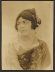 [In einen Schal gehüllte Frau]