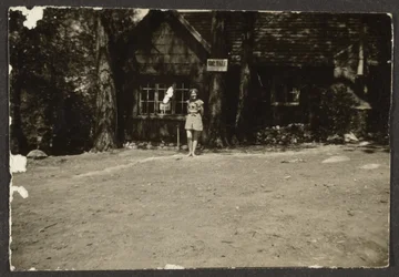 Frau vor Hütte