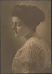 [Frau in einem weißen bestickten Kleid]