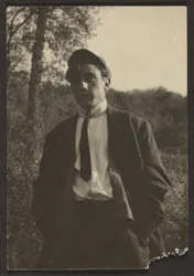 [Junger Mann auf einem Feld]