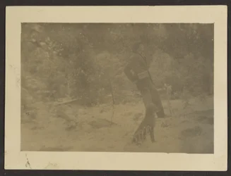 Junger Mann mit Hund auf dem Feld