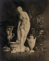 Stillleben mit Statuette und Vasen