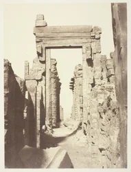 Karnak, Große Allee inmitten der Ruinen, von Osten aufgenommen