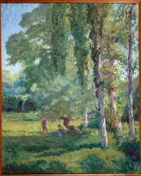 Paar auf dem Gras unter einer Pappel