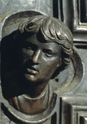 Kopf von Giuliano de Medici, Detail aus Bronzearbeit an der Tür von Luca della Robbia (1400-1481). Neue Sakristei, Kathedrale Santa Maria del Fiore, Florenz. Italien