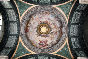 Ansicht der Kuppel der Cybo-Kapelle, freskiert von Luigi Garzi (1638-1721) Rom, Basilika Santa Maria del Popolo, Cybo-Kapelle
