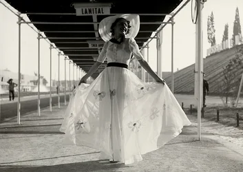 Modell in Sommerkleid des Modehauses "Graldi"