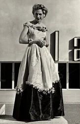 Modell in Ballkleid des Modehauses "Graldi"