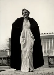Modell in einem Abendkleid des Modehauses "Graldi"