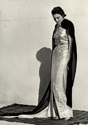 Modell in einem Abendkleid des italienischen Modehauses "Dragoni"
