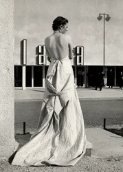 Modell von hinten in einem Abendkleid des Modehauses "Lamma"