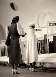 Zwei Modelle von hinten in Kreationen des Modehauses "Lamma"